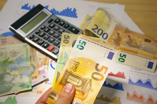 Kiedy opłaca się kupować waluty? Proste zasady dla osób, które chcą wydawać mniej