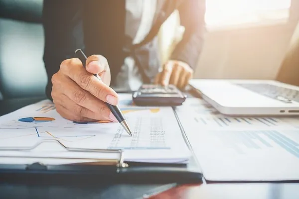 Księgowość dla firm produkcyjnych – czy może zwiększyć efektywność finansową?