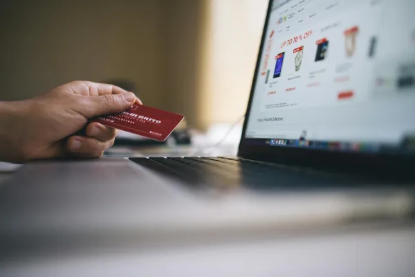 Zakupy w zagranicznych sklepach internetowych – jak uniknąć dodatkowych kosztów przewalutowania?