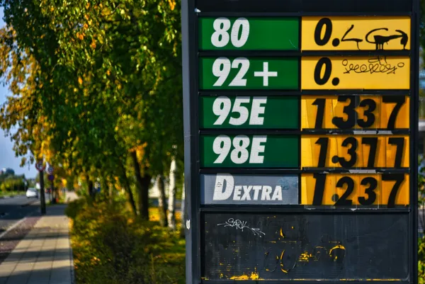 Jak ceny paliw wpływają na inflację? Analiza i prognozy ekspertów