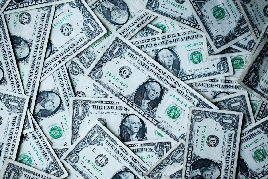 Wall Street po jastrzębim Fedzie — co to znaczy dla kursów walut i cen ropy