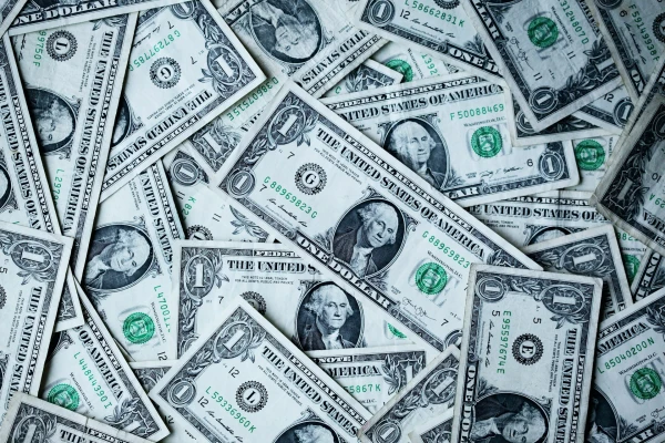 Wall Street po jastrzębim Fedzie — co to znaczy dla kursów walut i cen ropy
