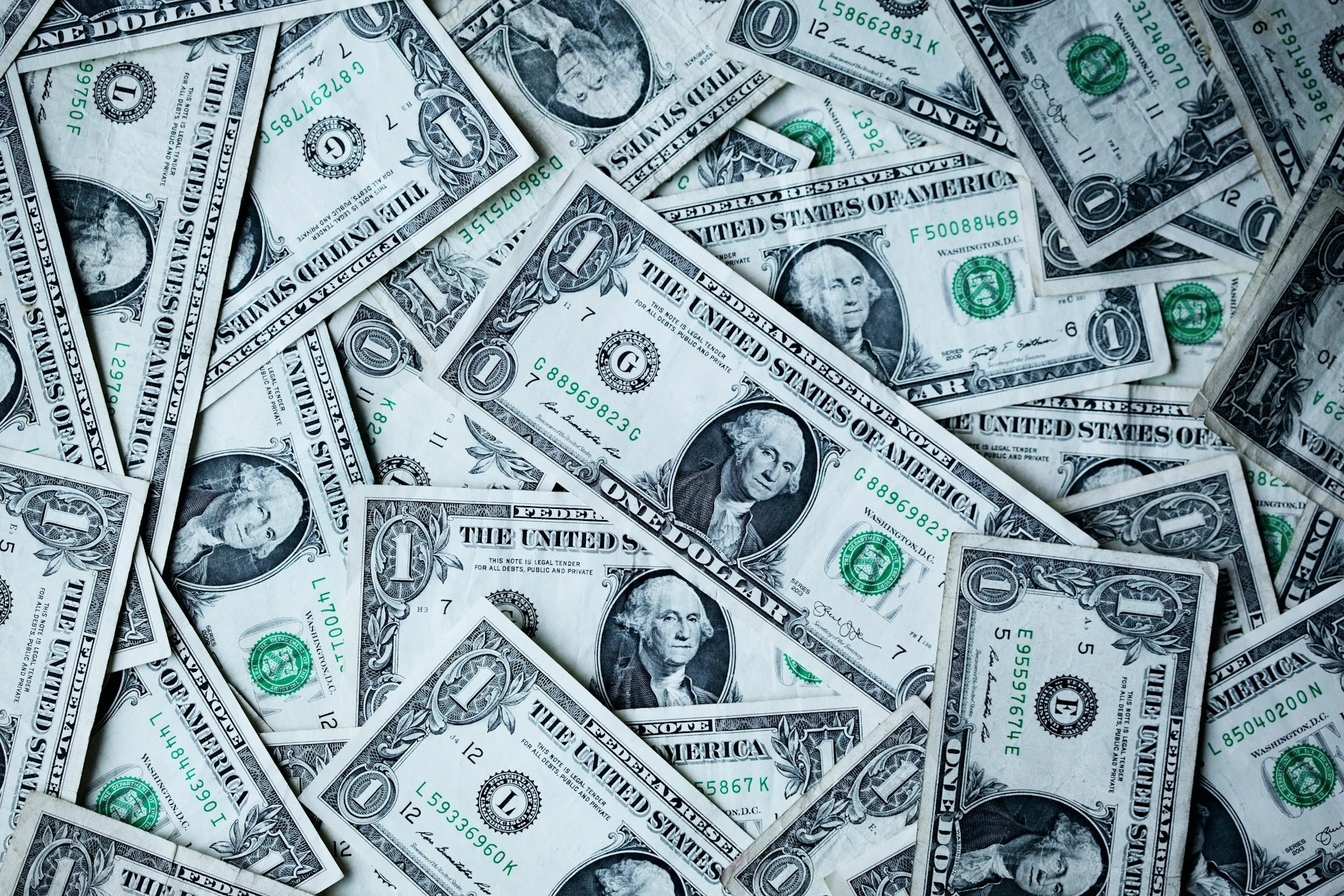 Wall Street po jastrzębim Fedzie — co to znaczy dla kursów walut i cen ropy