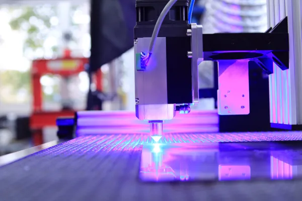 Oszczędzaj na materiałach – zmniejsz koszty produkcji dzięki laserowemu cięciu metalu