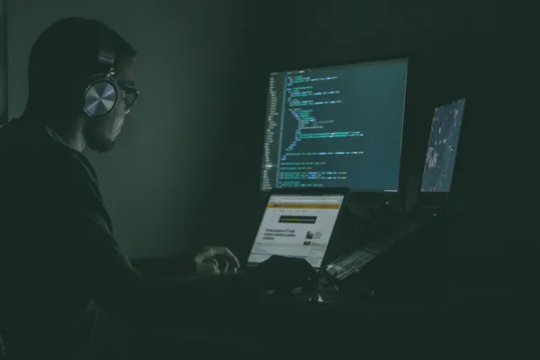 Przestępcy wykorzystują AI do oszustw finansowych. Jak się chronić?