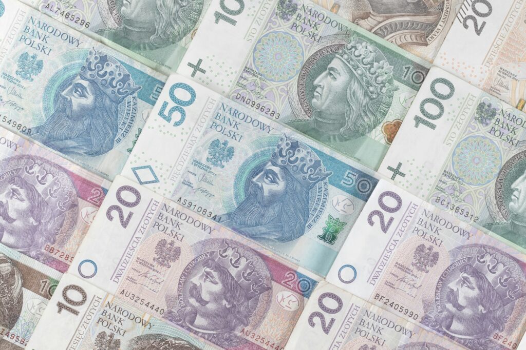 Złoty słabnie — euro dotarło do 4,30 zł, funt prawie 5 zł