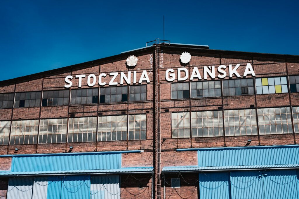 PMI spadł gwałtownie — polski przemysł zamiast ożywienia dostał recesję