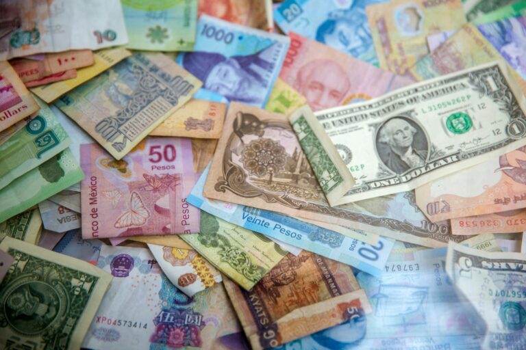 Złoty traci — gorąco w Ormuz, euro testuje opór 4,30 zł