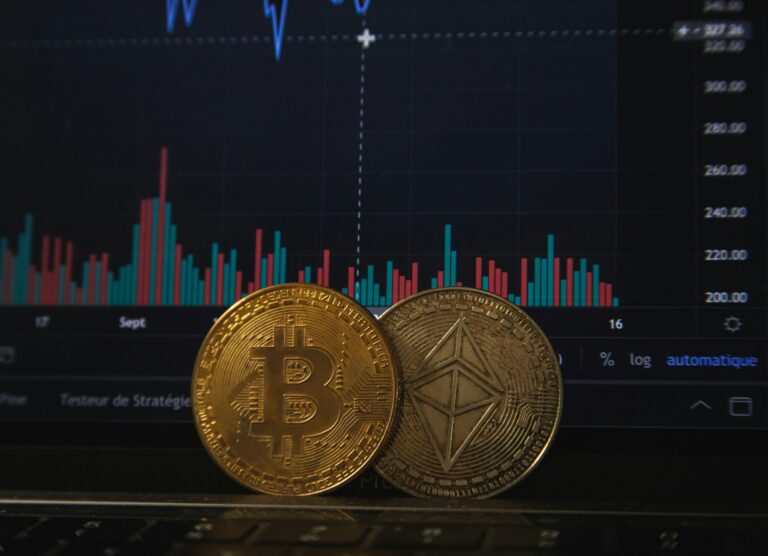 Bitcoin przebija 70 tys. USD – Waszyngton odpalił cyfrowy rajd, ethereum +18%