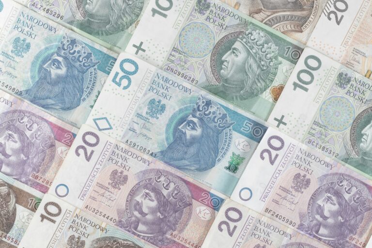 Dolar traci przez Trumpa — złoty zyskuje, EUR/PLN może spaść poniżej 4,30