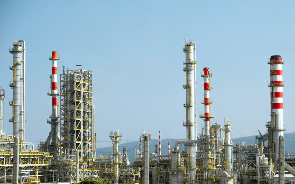Ropa Brent blisko 115 dolarów za baryłkę — co to oznacza dla inflacji i stóp?
