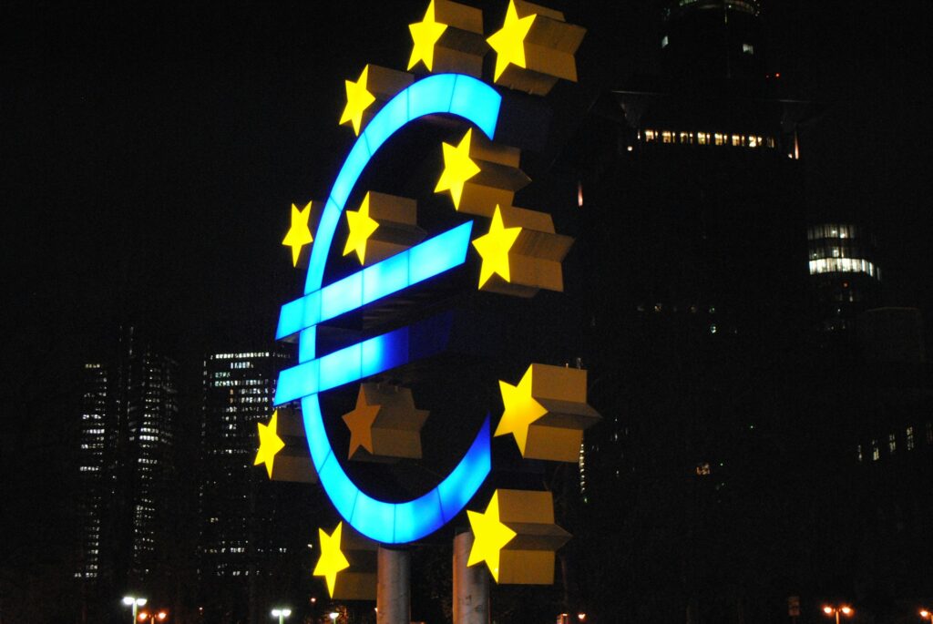 Stopy procentowe w strefie euro bez zmian — podwyżka w grudniu wyceniana na 85%