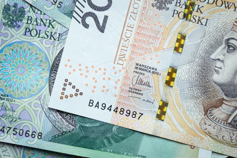 Złoty odrabia straty: dolar najtaniej od ponad tygodnia, euro blisko 4,36 zł