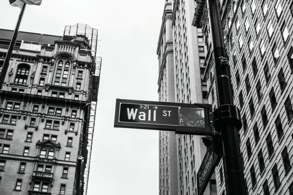 Znani inwestorzy ostrzegają przed bańką AI — w prognozach spadek S&P 500 o 36 proc.